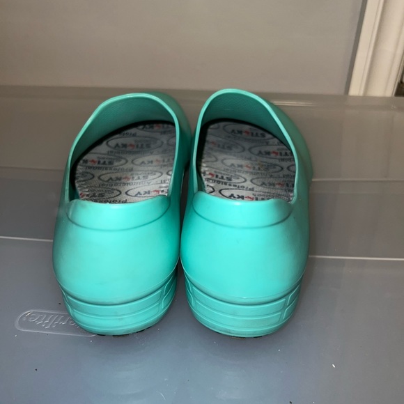 Sticky Shoes W8 Nursing, Chef, Kitchen,Work Clogs Waterproof NonSlip Light Green - Picture 6 of 13
